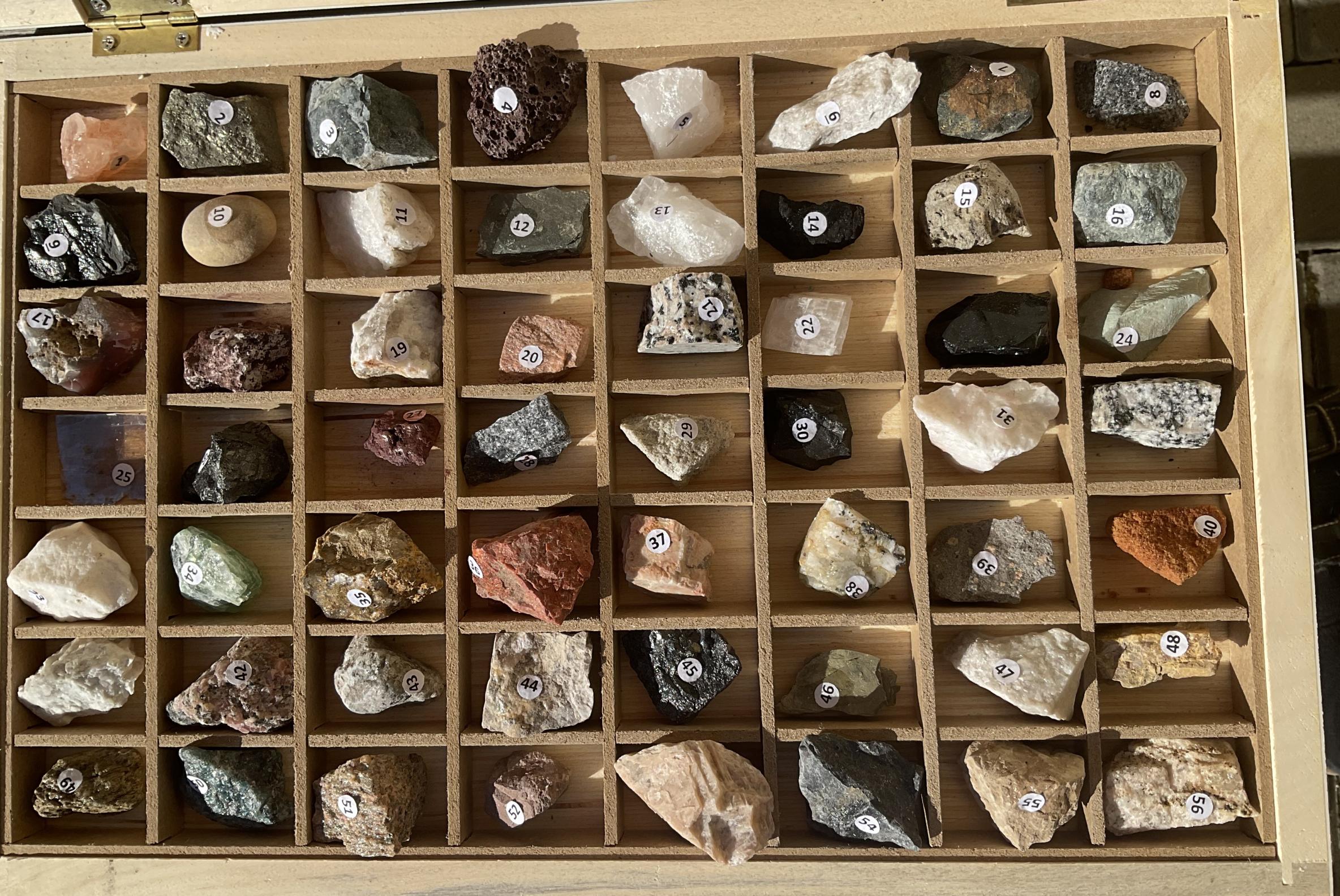 Sada nerostů a minerálů