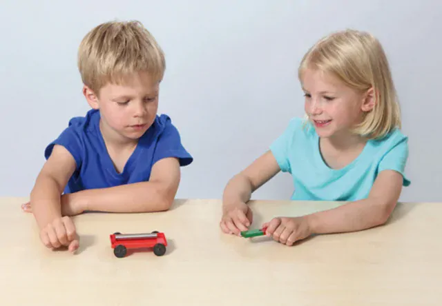 Anna a Leon experimentují s pákou, kladkou a magnetem