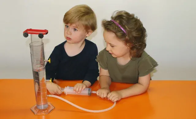 Anna a Leon experimentují s vodou a vzduchem