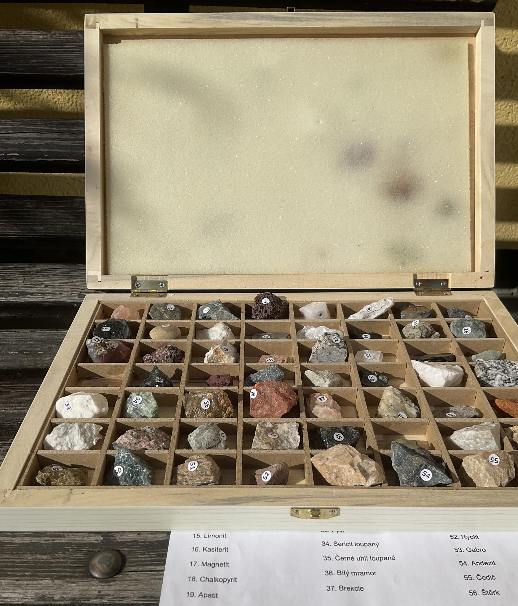 Sada nerostů a minerálů