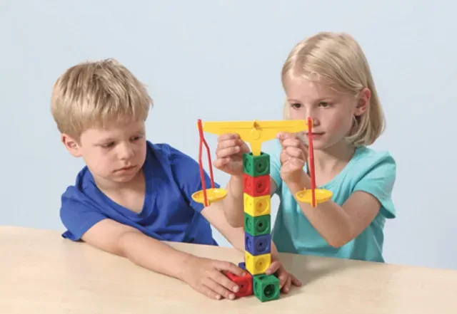 Anna a Leon experimentují s pákou, kladkou a magnetem