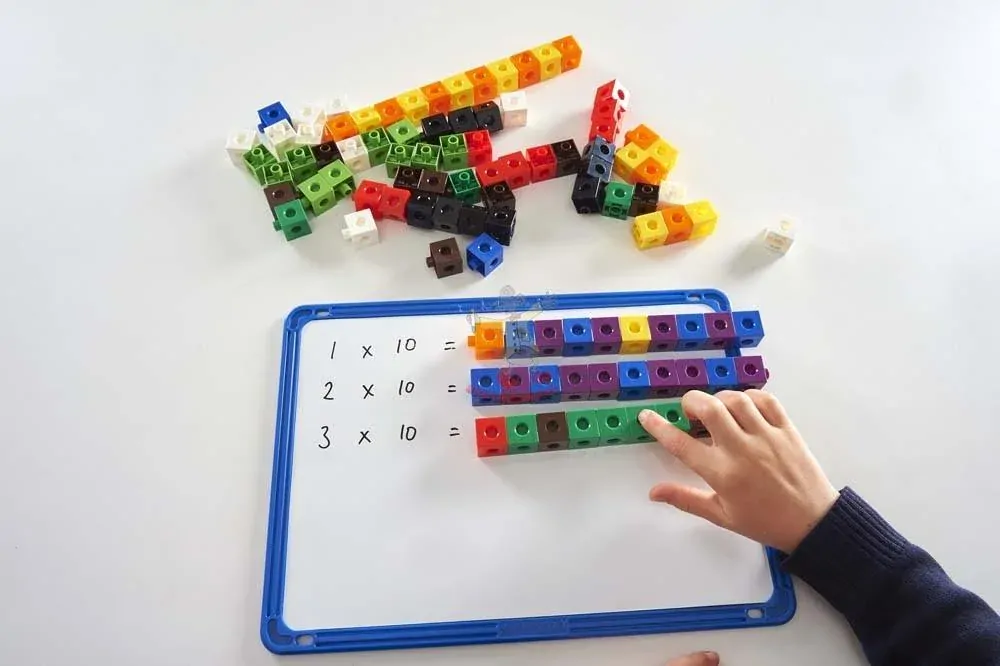 Spojovatelné barevné kostky 1000