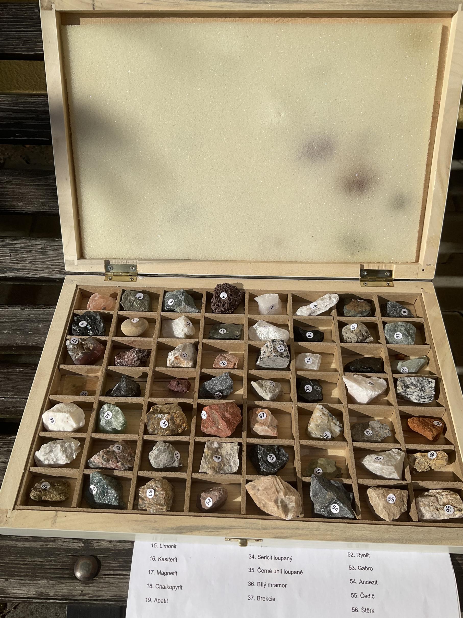 Sada nerostů a minerálů