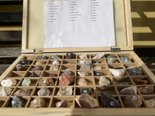 Sada nerostů a minerálů